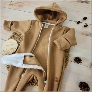 Kombinezon pajacyk z kapturem z ocieplanej dresówki  dla niemowlaka beżowy