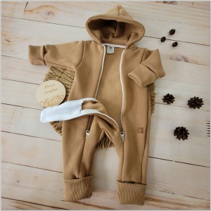 Kombinezon pajacyk z kapturem z ocieplanej dresówki  dla niemowlaka beżowy