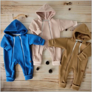Kombinezon pajacyk z kapturem z ocieplanej dresówki  dla niemowlaka beżowy