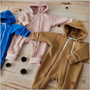 Kombinezon pajacyk z kapturem z ocieplanej dresówki  dla niemowlaka beżowy