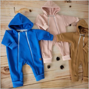 Kombinezon pajacyk z kapturem z ocieplanej dresówki  dla niemowlaka beżowy