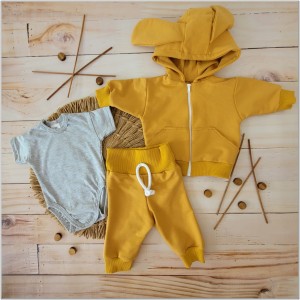 Bawełniany dres niemowlęcy. Komplet dresowy dla niemowlaka. Musztardowy dres dziecięcy. Prezent dla noworodka, niemowlaka. Modny dresik z uszami. Bluza z kapturem na zamek, spodnie dresowe, body