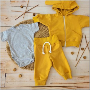Bawełniany dres niemowlęcy. Komplet dresowy dla niemowlaka. Musztardowy dres dziecięcy. Prezent dla noworodka, niemowlaka. Modny dresik z uszami. Bluza z kapturem na zamek, spodnie dresowe, body