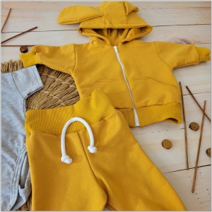 Bawełniany dres niemowlęcy. Komplet dresowy dla niemowlaka. Musztardowy dres dziecięcy. Prezent dla noworodka, niemowlaka. Modny dresik z uszami. Bluza z kapturem na zamek, spodnie dresowe, body