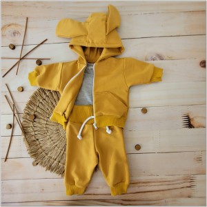 Bawełniany dres niemowlęcy. Komplet dresowy dla niemowlaka. Musztardowy dres dziecięcy. Prezent dla noworodka, niemowlaka. Modny dresik z uszami. Bluza z kapturem na zamek, spodnie dresowe, body