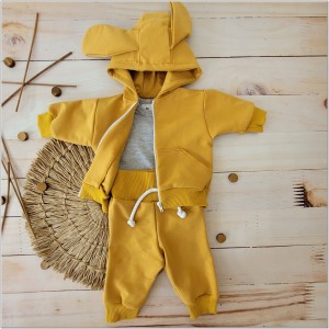 Bawełniany dres niemowlęcy. Komplet dresowy dla niemowlaka. Musztardowy dres dziecięcy. Prezent dla noworodka, niemowlaka. Modny dresik z uszami. Bluza z kapturem na zamek, spodnie dresowe, body