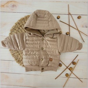 Kurtka pikowana na wiosnę, jesień dla niemowlaka. Beżowa bejsbolówka z kapturem niemowlęca. Modna kurtka dla dziecka w kolorze beż toffi.