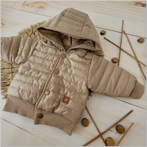 Kurtka pikowana na wiosnę, jesień dla niemowlaka. Beżowa bejsbolówka z kapturem niemowlęca. Modna kurtka dla dziecka w kolorze beż toffi.