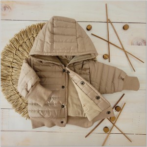 Kurtka pikowana na wiosnę, jesień dla niemowlaka. Beżowa bejsbolówka z kapturem niemowlęca. Modna kurtka dla dziecka w kolorze beż toffi.