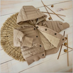 Kurtka pikowana na wiosnę, jesień dla niemowlaka. Beżowa bejsbolówka z kapturem niemowlęca. Modna kurtka dla dziecka w kolorze beż toffi.