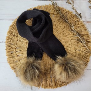 1 szalik z pomponami futerkowymi.jpg