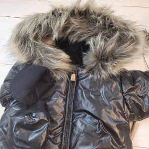 3 kurtka czarna zimowa z futerkiem i rękawiczkami .jpg