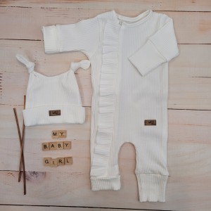 18rampers dla dziewczynki falbanka komplet 2 częściowy czapka rampers zamek do samego dołu ściągacze w.jpg