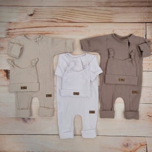 1 rampers dla chłopca  komplet 2 częściowy czapka rampers zamek do samego dołu ściągacze wiosna lato .jpg