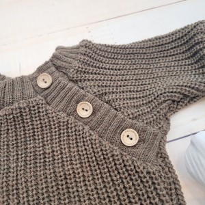 2sweterek bluza sweter włóczkowy dziergany z guzikami na chrzest na codzień.jpg