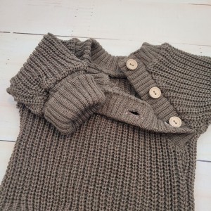 6sweterek bluza sweter włóczkowy dziergany z guzikami na chrzest na codzień.jpg