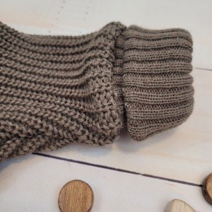 3 włóczkowy sweterek dziergany zapinany przy szyi na chrzest na codzień.jpg