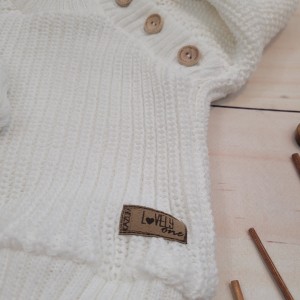 10 włóczkowy sweterek dziergany zapinany przy szyi na chrzest na codzień.jpg