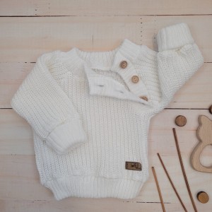11 włóczkowy sweterek dziergany zapinany przy szyi na chrzest na codzień.jpg