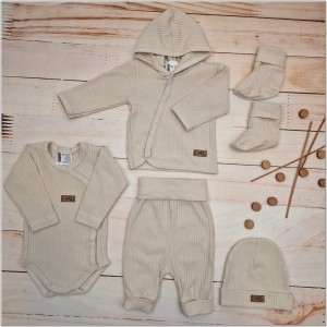 11 wyprawka dla noworodka do szpitala prążkowana.jpg