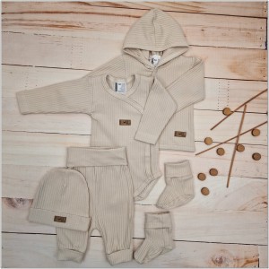 12 wyprawka dla noworodka do szpitala prążkowana.jpg