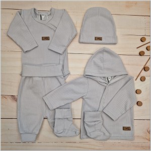 33 wyprawka dla noworodka do szpitala prążkowana.jpg