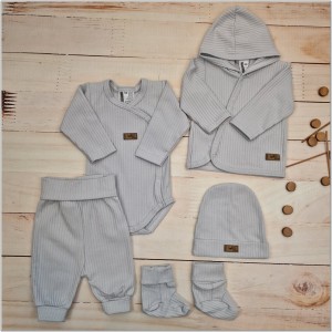 36 wyprawka dla noworodka do szpitala prążkowana.jpg