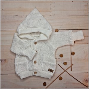 4 włóczkowy sweterek rozpinany z kapturem.jpg