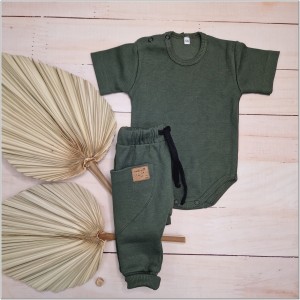 8 prążkowany komplet niemowlęcy body spodnie.jpg