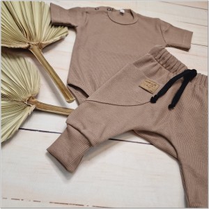 16 prążkowany komplet niemowlęcy body spodnie.jpg