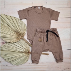 22 prążkowany komplet niemowlęcy body spodnie.jpg