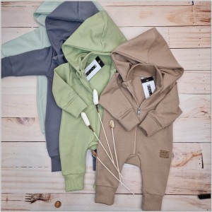 53 kombinezon niemowlęcy z odpinanym kapturem.jpg