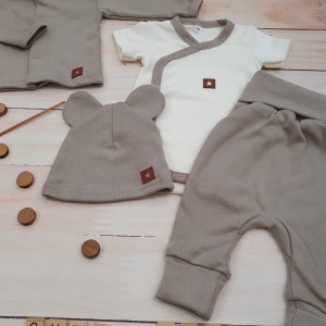 64cz wyprawka do szpitala body spodnie czapka kaftanik .jpg