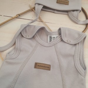 26$cz komplet wyprawka do szpitala śpiochy body czapka kaftanik.jpg