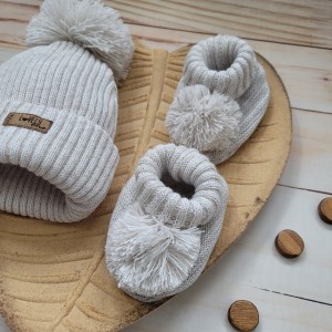 40włóczkowy komplet czapka buciki pompon wiosna jesiń zima niemowlę noworodek .JPG