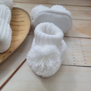 6włóczkowy komplet czapka buciki pompon wiosna jesiń zima niemowlę noworodek .JPG