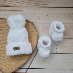 8włóczkowy komplet czapka buciki pompon wiosna jesiń zima niemowlę noworodek .JPG