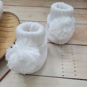 9włóczkowy komplet czapka buciki pompon wiosna jesiń zima niemowlę noworodek .JPG