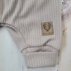 73częściowy komplet wyprawka chłopiec beż brąz body spodnie czapka wiosna lato jesień wyprawka do szp.JPG