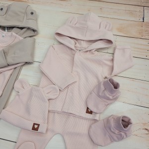 7stylizacja niemowlęca wiosna jesień wyprawka wyjście ze szpitala kombinezon wyporawka czapka dodatki.jpg