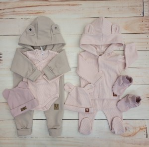 6stylizacja niemowlęca wiosna jesień wyprawka wyjście ze szpitala kombinezon wyporawka czapka dodatki.jpg