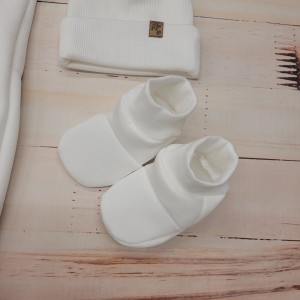 2kombinezon biały niemowlęcy niemowlę noworodek chrzest chrzciny czapka buciki ocieplana dresówka dwa.jpg