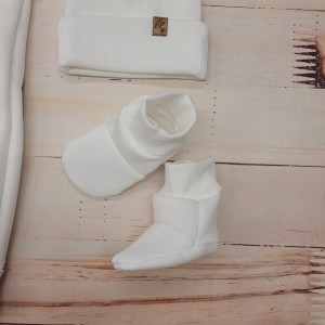 3kombinezon biały niemowlęcy niemowlę noworodek chrzest chrzciny czapka buciki ocieplana dresówka dwa.jpg