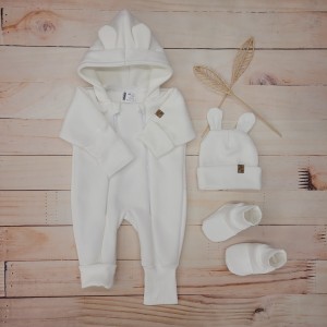 5kombinezon biały niemowlęcy niemowlę noworodek chrzest chrzciny czapka buciki ocieplana dresówka dwa.jpg