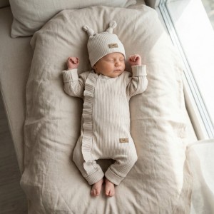 KAZUM 2 cz komplet rampers rozsuwany na zamek do samego dołu + czapka, dla dziewczynki 56-68 charm beige