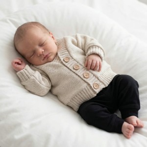 Sweterek dziergany,rozpinany, chłopięcy na chrzest z guzikami 56-86 perlisty beż