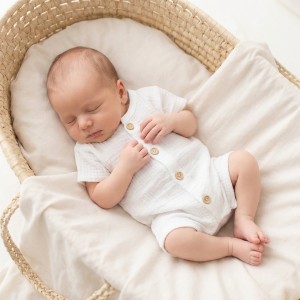 Rampers muślinowy zapinany na guziki biały dla chłopca 56-98