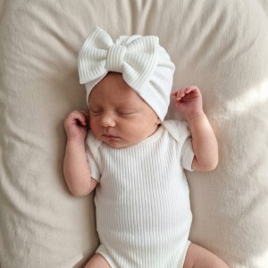 Czapka prążkowana z kokardą rozmiar 0-6miesięcy  6-12miesięcy 1-3lat ciepły biały  