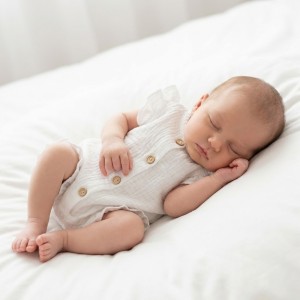 Rampers muślinowy  z falbankami zapinany na guziki biały dla dziewczynki 56-98