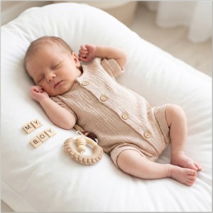 Rampers muślinowy zapinany na guziki piaskowy beż dla chłopca 56-98